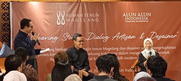 Ari Satria menghadiri gelar wicara Weaving Stories di Alun Alun Indonesia