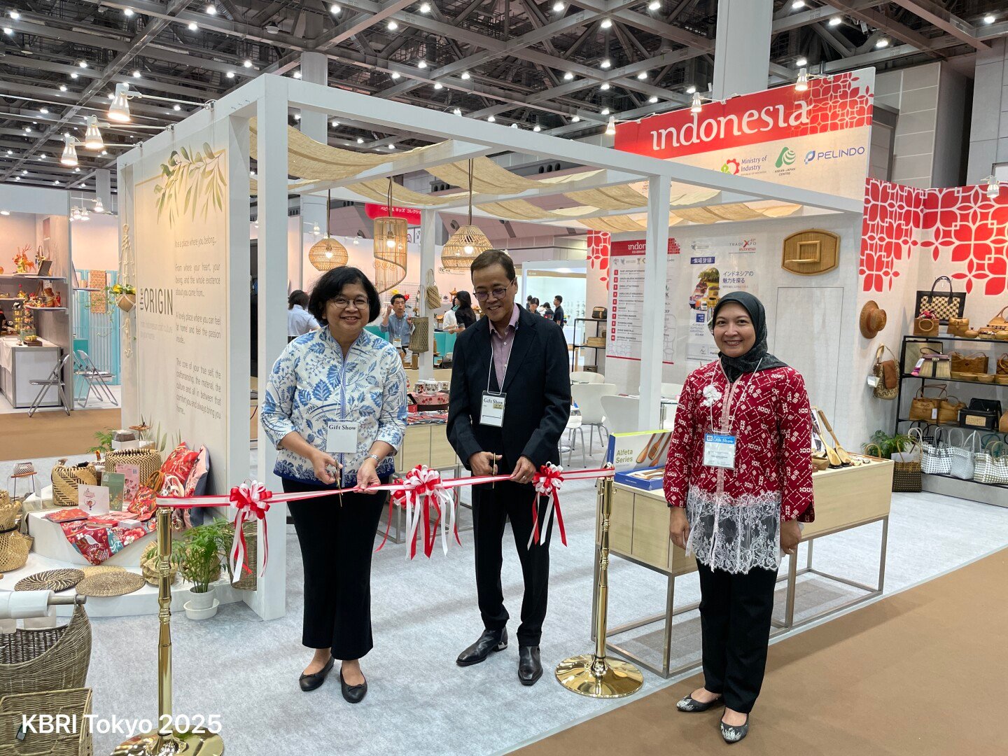 Ari Satria membuka Paviliun Indonesia di Tokyo International Gift Show 2025