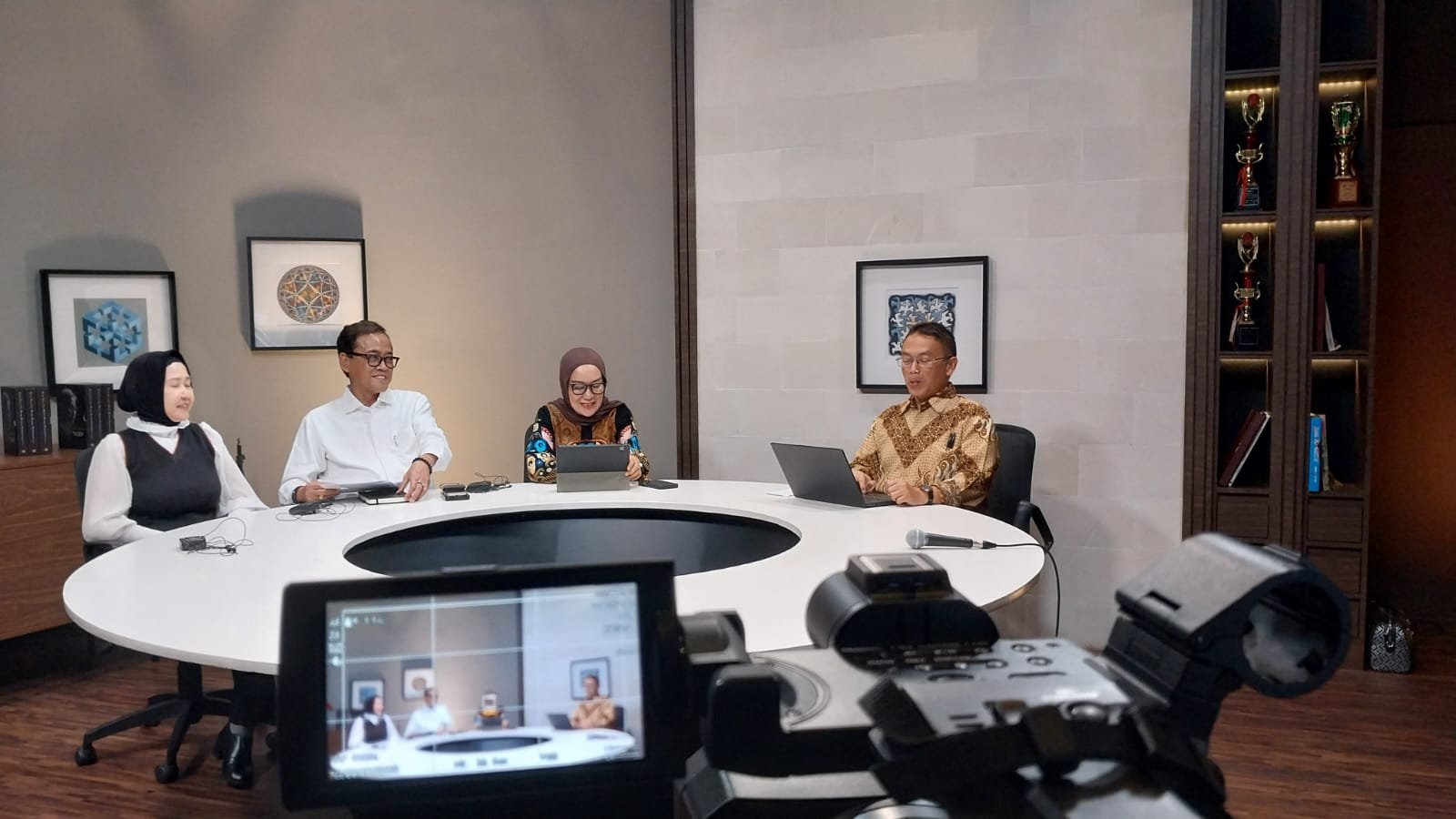 Suasana panel diskusi IYLA 2026 di Studio IBI KKG — para narasumber duduk di meja bundar dengan kamera merekam dari depan